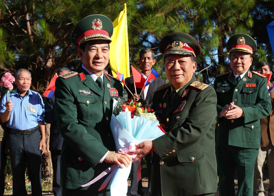 Đại tướng Phan Văn Giang, Bộ trưởng Bộ Quốc phòng Việt Nam đón Đại tướng Chansamone Chanyalath, Phó Thủ tướng Chính phủ, Bộ trưởng Bộ Quốc phòng Lào tại khu vực cột mốc ngã ba biên giới Việt Nam- Lào-Campuchia. (Ảnh: An Đăng/TTXVN)