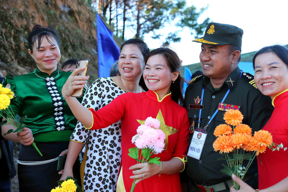 Nhân dân tại khu vực ngã ba biên giới Việt Nam-Lào-Campuchia đón các đại biểu đến dự giao lưu. (Ảnh: An Đăng/TTXVN)