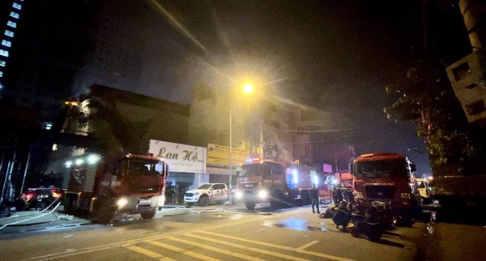  Vụ cháy xảy ra tại quán Karaoke An Phú nằm trên đường Trần Quang Diệu (phường An Phú, thành phố Thuận An, tỉnh Bình Dương) vào khoảng 21h ngày 6/9/2022. (Ảnh: Huyền Trang/TTXVN)