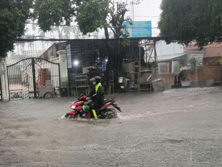 Nước ngập trên đường Cách Mạng Tháng Tám, giáp ranh giữa thành phố Thủ Dầu Một và thành phố Thuận An, tỉnh Bình Dương. Ảnh: TTXVN phátNgười dân trong khu ngập Ngã Ba Cống lội qua điểm ngập để ship đồ ăn cho khách. Ảnh: Dương Chí Tưởng-TTXVNNước ngập lênh láng khiến con phố sầm uất đường Thích Quảng Đức đảo lộn sinh hoạt. Ảnh: Dương Chí Tưởng-TTXVNNước ngập lênh láng khiến con phố sầm uất đường Thích Quảng Đức đảo lộn sinh hoạt. Ảnh: Dương Chí Tưởng-TTXVNLại xuất hiện cảnh chèo thuyền tại khu vực Ngã Ba Cống sau cơn mưa lớn. Ảnh: Dương Chí Tưởng-TTXVNMột chiếc ô tô ngập gần lút bánh xe tại điểm ngập Ngã Ba Cống. Ảnh: Dương Chí Tưởng-TTXVNNgười dân chèo thuyền tại khu vực Ngã Ba Cống sau cơn mưa lớn. Ảnh: Dương Chí Tưởng-TTXVNXe cộ di chuyển khó khăn tại điểm ngập trên đường Cách Mạng Tháng Tám, giáp ranh giữa thành phố Thủ Dầu Một và thành phố Thuận An, tỉnh Bình Dương. Ảnh: TTXVN phátXe cộ di chuyển khó khăn tại điểm ngập trên đường Cách Mạng Tháng Tám, giáp ranh giữa thành phố Thủ Dầu Một và thành phố Thuận An, tỉnh Bình Dương. Ảnh: TTXVN phátNước ngập trên đường Cách Mạng Tháng Tám, giáp ranh giữa thành phố Thủ Dầu Một và thành phố Thuận An, tỉnh Bình Dương. Ảnh: TTXVN phátĐiểm ngập trên đường Cách Mạng Tháng Tám, giáp ranh giữa thành phố Thủ Dầu Một và thành phố Thuận An, tỉnh Bình Dương. Ảnh: TTXVN phátNước ngập trên đường Cách Mạng Tháng Tám, giáp ranh giữa thành phố Thủ Dầu Một và thành phố Thuận An, tỉnh Bình Dương. (Ảnh: TTXVN phát)