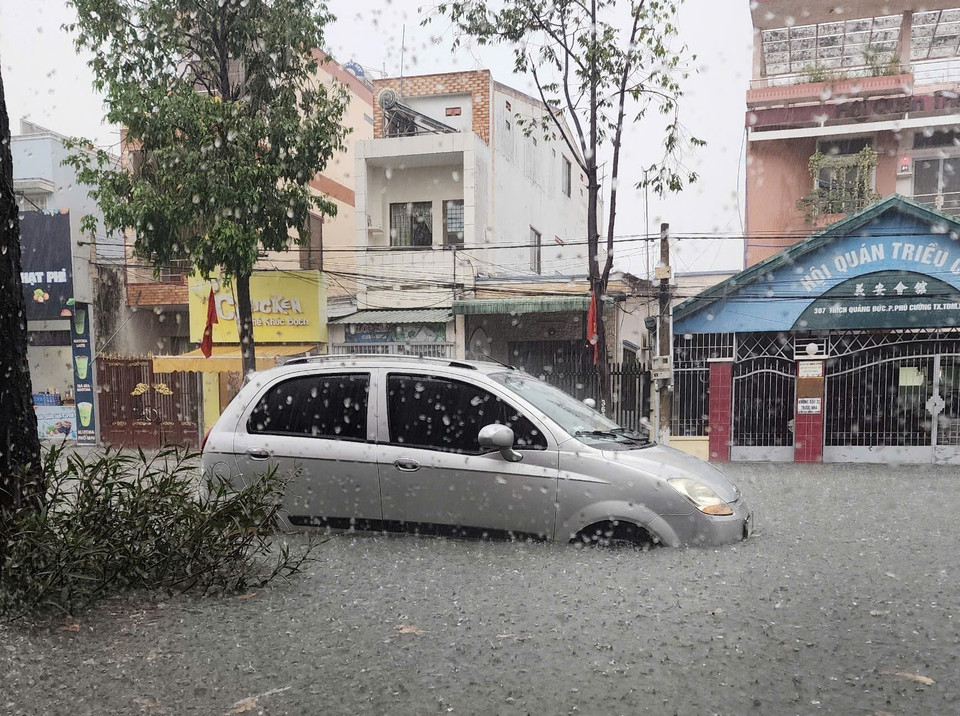 Một chiếc ô tô ngập gần lút bánh xe tại điểm ngập Ngã Ba Cống. (Ảnh: Dương Chí Tưởng/TTXVN)