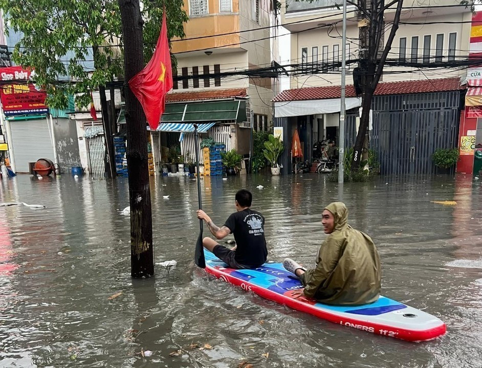 Người dân chèo thuyền tại khu vực Ngã Ba Cống sau cơn mưa lớn. (Ảnh: Dương Chí Tưởng/TTXVN)