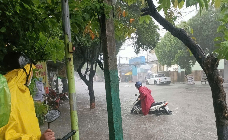 Nước ngập trên đường Cách Mạng Tháng Tám, giáp ranh giữa thành phố Thủ Dầu Một và thành phố Thuận An, tỉnh Bình Dương. (Ảnh: TTXVN phát)