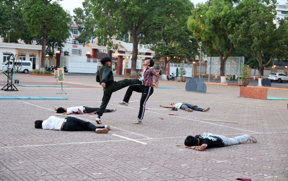 Huấn luyện võ thuật thực chiến cao cho cán bộ, chiến sỹ Phòng Cảnh sát Cơ động Công an tỉnh Đắk Lắk. (Ảnh: Hoài Thu/TTXVN)