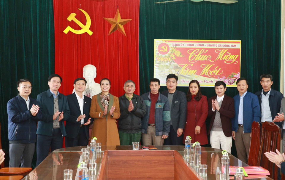 Bà Bạch Liên Hương, Thành ủy viên, Bí thư Huyện ủy huyện Mỹ Đức với cán bộ, nhân viên xã Đồng Tâm. (Ảnh: Doãn Tấn/TTXVN)