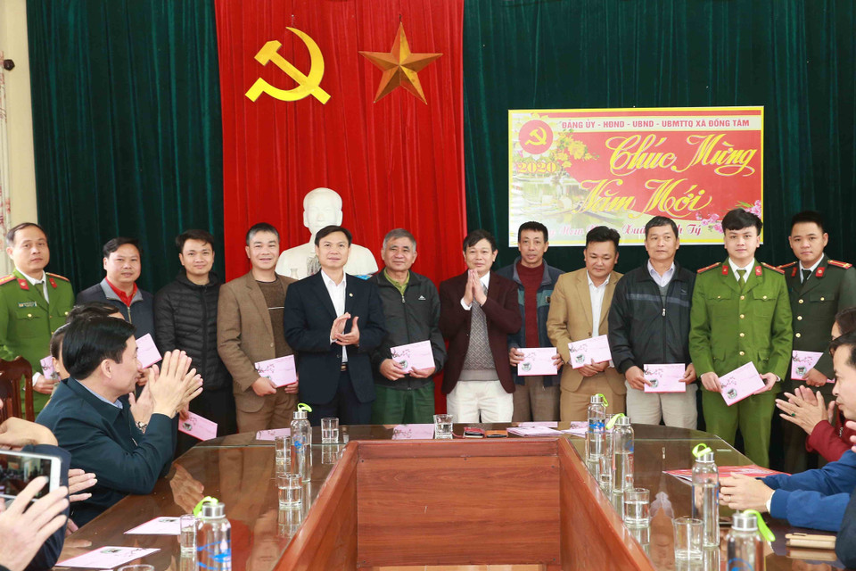 Cán bộ, chính quyền huyện Mỹ Đức về thăm, chúc Tết Đảng bộ, chính quyền xã Đồng Tâm. (Ảnh: Doãn Tấn/TTXVN)