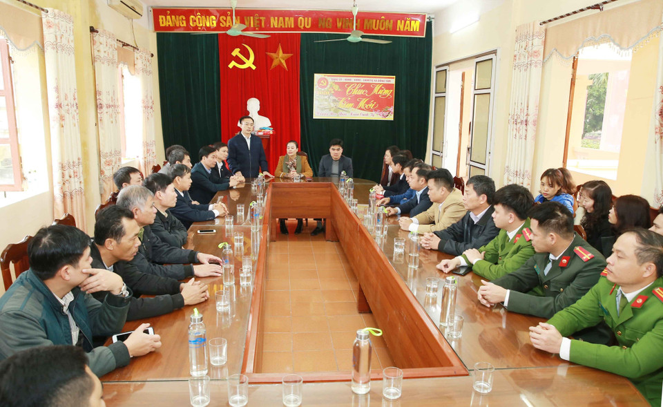 Cán bộ huyện Mỹ Đức về thăm, chúc Tết Đảng bộ, chính quyền xã Đồng Tâm. (Ảnh: Doãn Tấn/TTXVN)