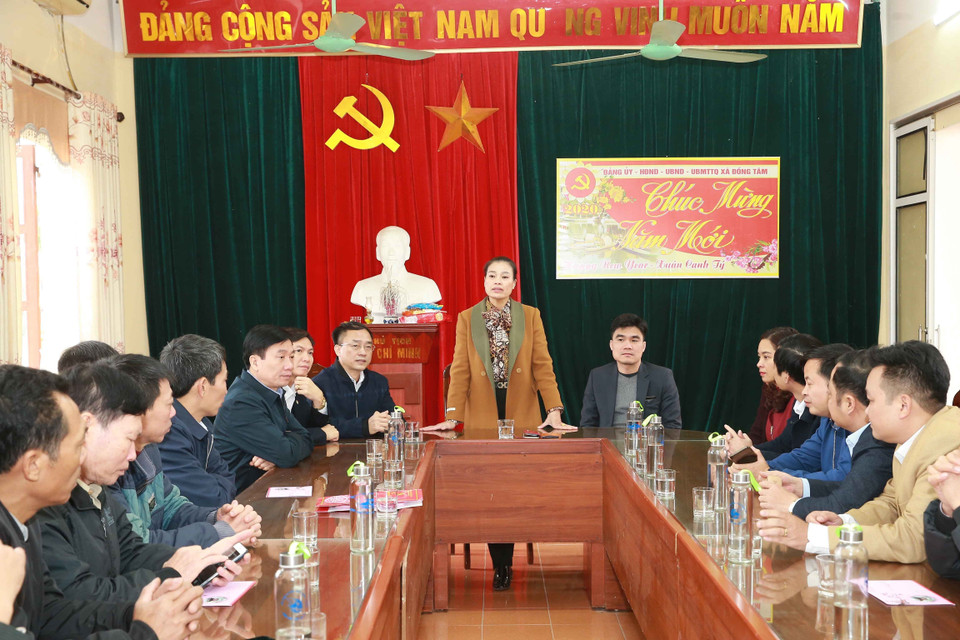 Bà Bạch Liên Hương, Thành ủy viên, Bí thư Huyện ủy Mỹ Đức chúc Tết cán bộ, nhân viên xã Đồng Tâm. (Ảnh: Doãn Tấn/TTXVN)