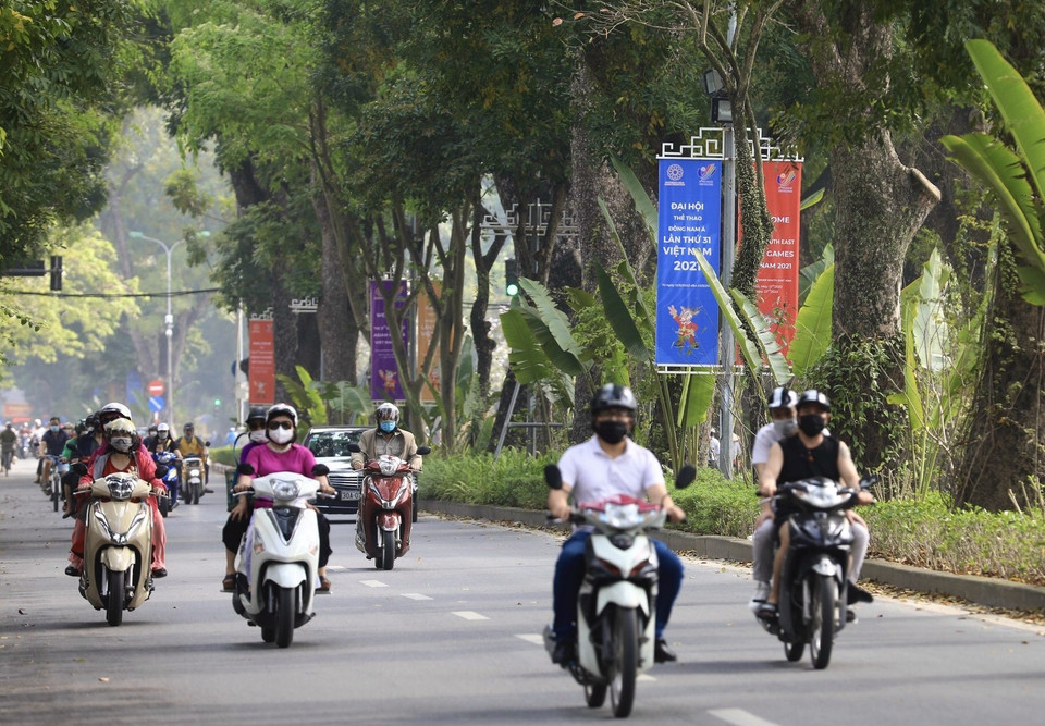 Các cụm băng rôn tuyên truyền, cổ động SEA Games 31 với màu sắc rực rỡ được bố trí dọc tuyến phố Hoàng Diệu. (Ảnh: Hoàng Hiếu/TTXVN)