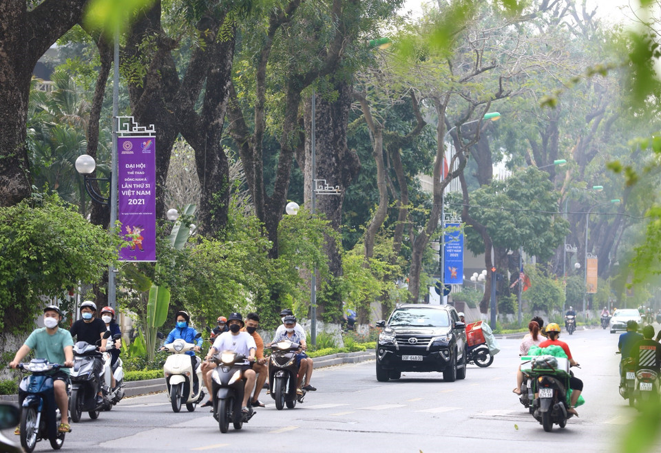 Băngrôn tuyên truyền, cổ động SEA Games 31 được bố trí nhiều dọc tuyến phố Lê Hồng Phong. (Ảnh: Hoàng Hiếu/TTXVN)