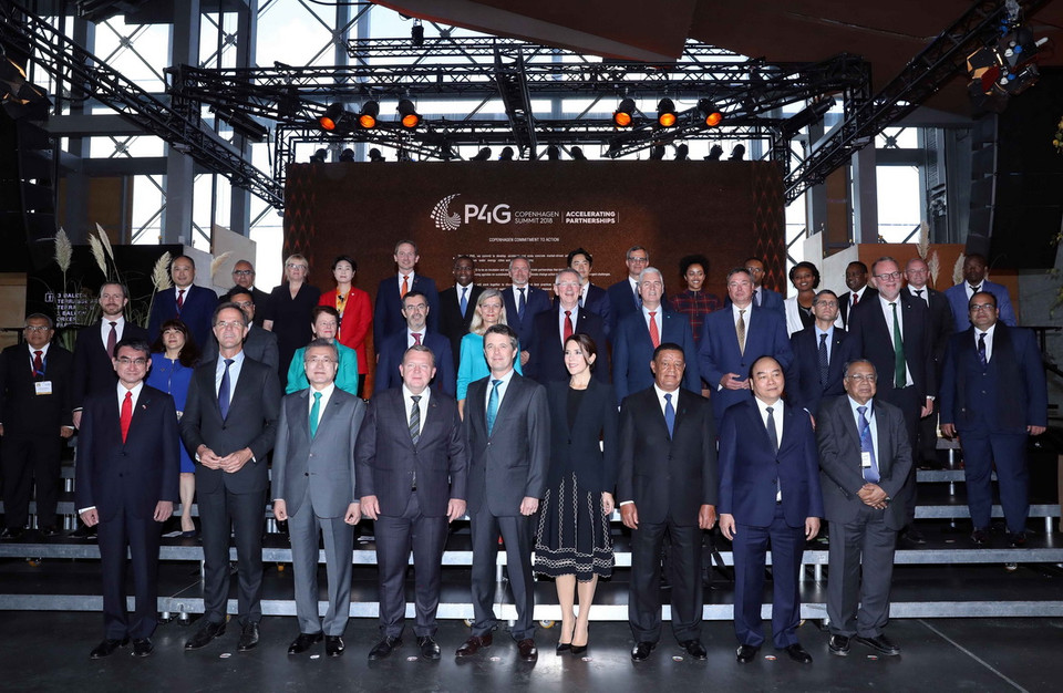 Thủ tướng Nguyễn Xuân Phúc cùng các trưởng đoàn và đại biểu cấp cao các nước chụp ảnh chung, sau Phiên họp thứ tư. (Ảnh: Thống Nhất/TTXVN)