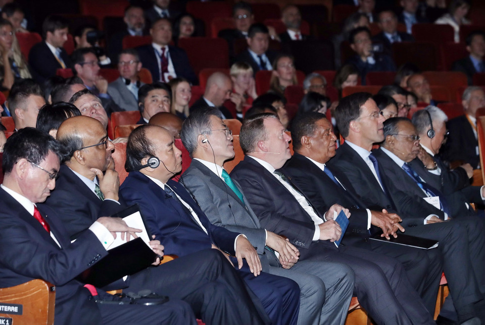 Thủ tướng Nguyễn Xuân Phúc (thứ ba từ trái sang) và các nhà lãnh đạo cấp cao thế giới tham dự Phiên khai mạc Hội nghị thượng đỉnh P4G. (Ảnh: Thống Nhất/TTXVN)