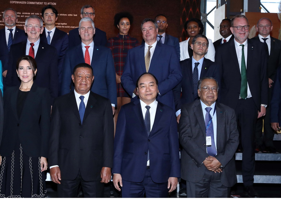 Thủ tướng Nguyễn Xuân Phúc cùng các trưởng đoàn và đại biểu cấp cao các nước chụp ảnh chung, sau Phiên họp thứ tư. (Ảnh: Thống Nhất/TTXVN)