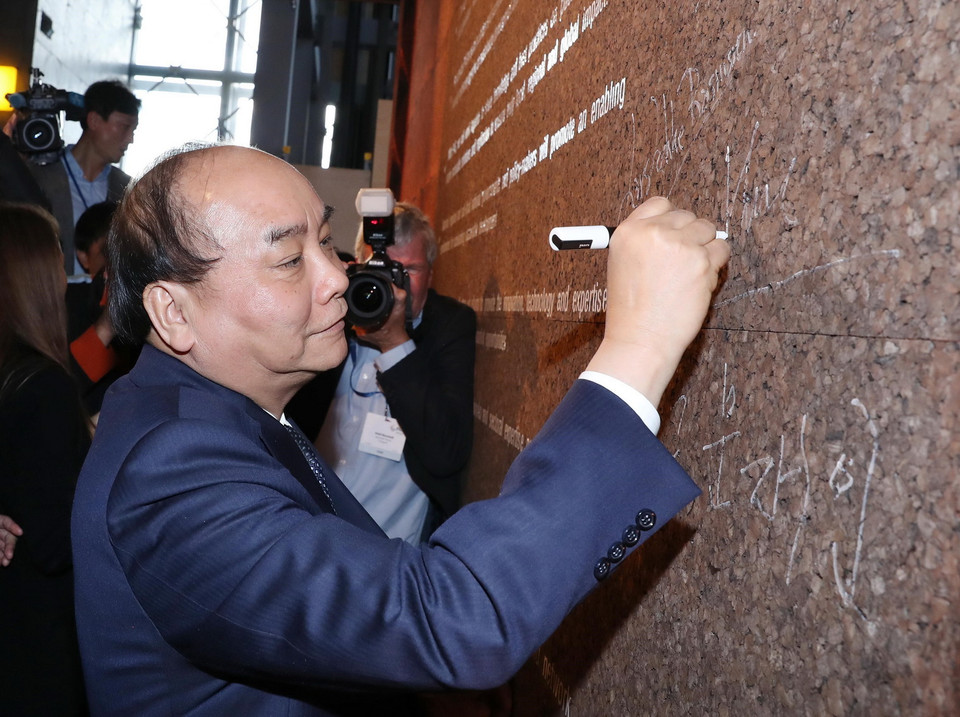 Thủ tướng Nguyễn Xuân Phúc ký lưu niệm Hội nghị thượng đỉnh P4G. (Ảnh: Thống Nhất/TTXVN)