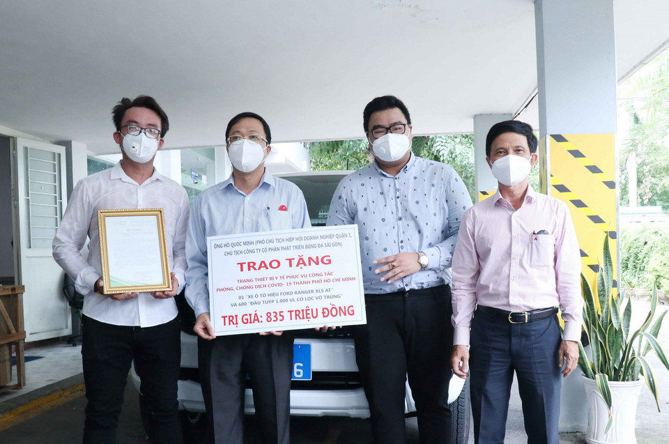 Đại diện của ông Hồ Quốc Minh, Phó Chủ tịch Hiệp hội Doanh nghiệp Quận 1, Chủ tịch Công ty Cổ phần phát triển bóng đá Sài Gòn trao tặng Trung tâm cấp cứu 115 Thành phố Hồ Chí Minh 1 xe ôtô hiệu Ford Ranger XLS AT và 600 “Đầu tuýp 1.000 Ul có lọc vô trùng” cho Trung tâm Kiểm soát bệnh tật Thành phố. (Ảnh: Xuân Khu/TTXVN)