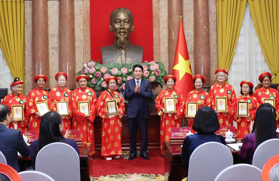 Chủ tịch nước Lương Cường trao chân dung Chủ tịch Hồ Chí Minh tặng đại biểu phụ nữ cao tuổi tiêu biểu. (Ảnh: Lâm Khánh/TTXVN)