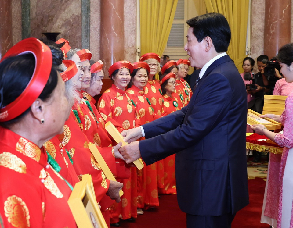 Chủ tịch nước Lương Cường trao chân dung Chủ tịch Hồ Chí Minh tặng đại biểu phụ nữ cao tuổi tiêu biểu. (Ảnh: Lâm Khánh/TTXVN)