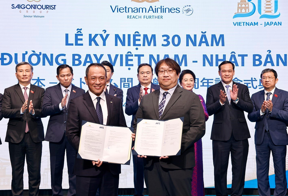 Chủ tịch Quốc hội Trần Thanh Mẫn và Phu nhân chứng kiến doanh nghiệp Việt Nam-Nhật Bản trao đổi biên bản hợp tác. (Ảnh: Doãn Tấn/TTXVN)