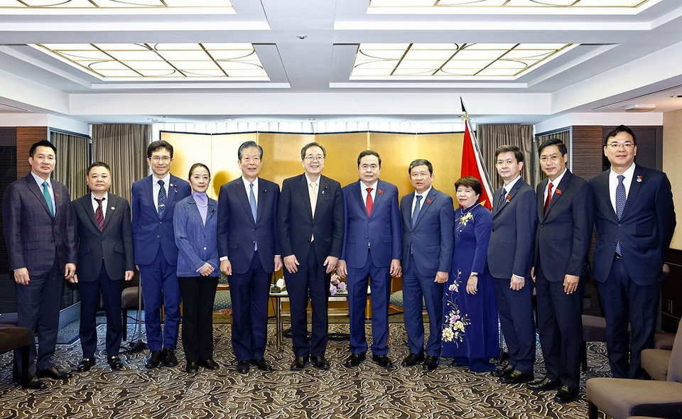 Chủ tịch Quốc hội Trần Thanh Mẫn và Chủ tịch Đảng Công minh Saito Tetsuo với đại biểu. (Ảnh: Doãn Tấn/TTXVN)