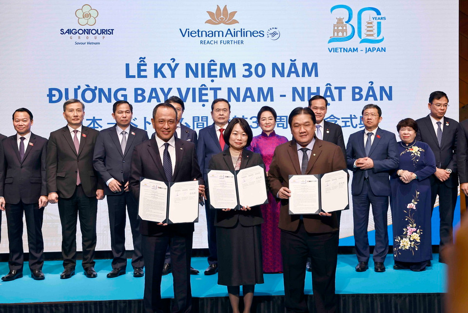 Chủ tịch Quốc hội Trần Thanh Mẫn và Phu nhân chứng kiến doanh nghiệp Việt Nam-Nhật Bản trao đổi biên bản hợp tác. (Ảnh: Doãn Tấn/TTXVN)