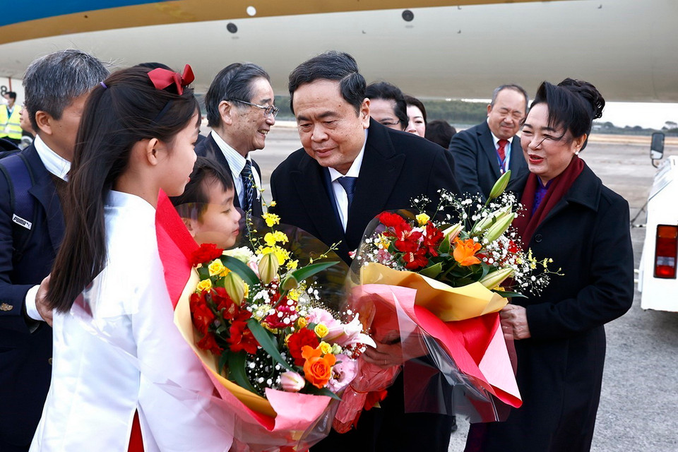 Lễ đón Chủ tịch Quốc hội Trần Thanh Mẫn và Phu nhân tại sân bay Nagasaki. (Ảnh: Doãn Tấn/TTXVN)