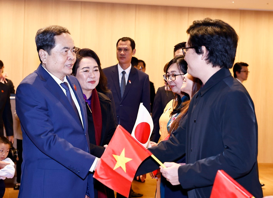 Cán bộ, nhân viên Tổng Lãnh sự quán Việt Nam tại Fukuoka đón Chủ tịch Quốc hội Trần Thanh Mẫn và Phu nhân. (Ảnh: Doãn Tấn/TTXVN)