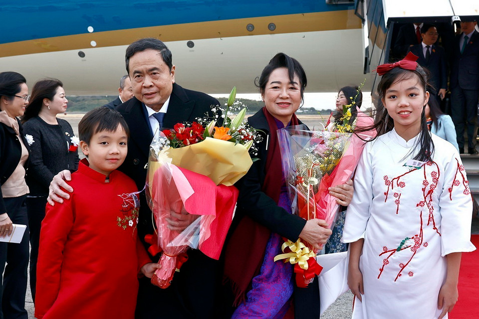 Lễ đón Chủ tịch Quốc hội Trần Thanh Mẫn và Phu nhân tại sân bay Nagasaki. (Ảnh: Doãn Tấn/TTXVN)