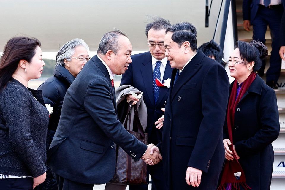 Lễ đón Chủ tịch Quốc hội Trần Thanh Mẫn và Phu nhân tại sân bay Nagasaki. (Ảnh: Doãn Tấn/TTXVN)