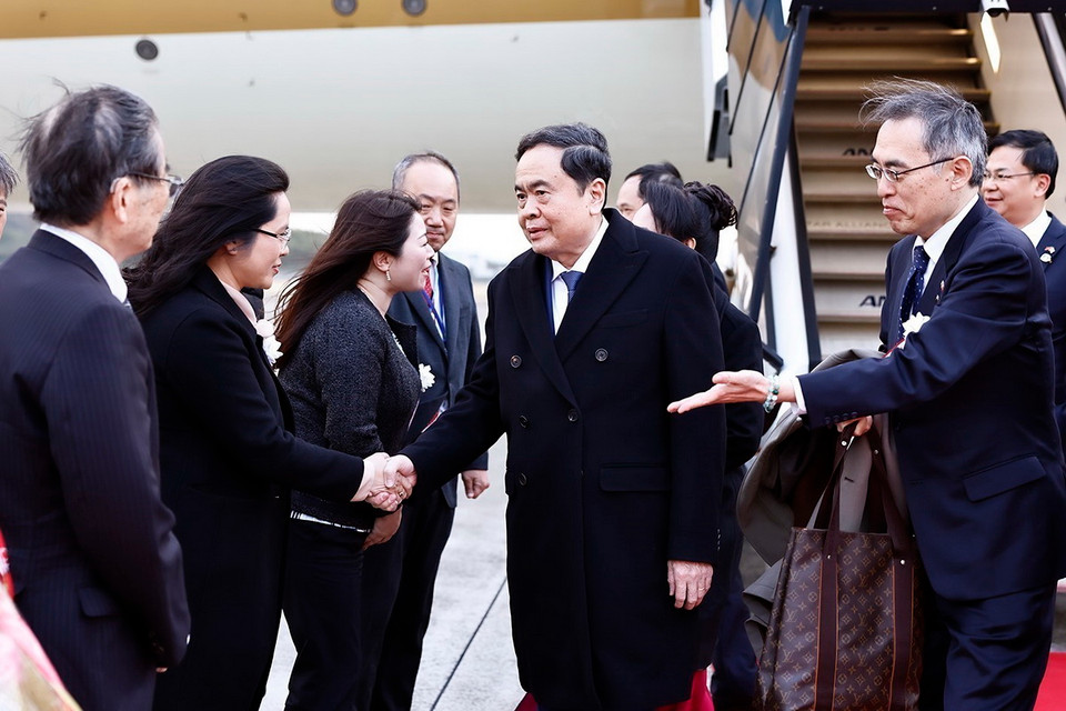 Lễ đón Chủ tịch Quốc hội Trần Thanh Mẫn và Phu nhân tại sân bay Nagasaki. (Ảnh: Doãn Tấn/TTXVN)