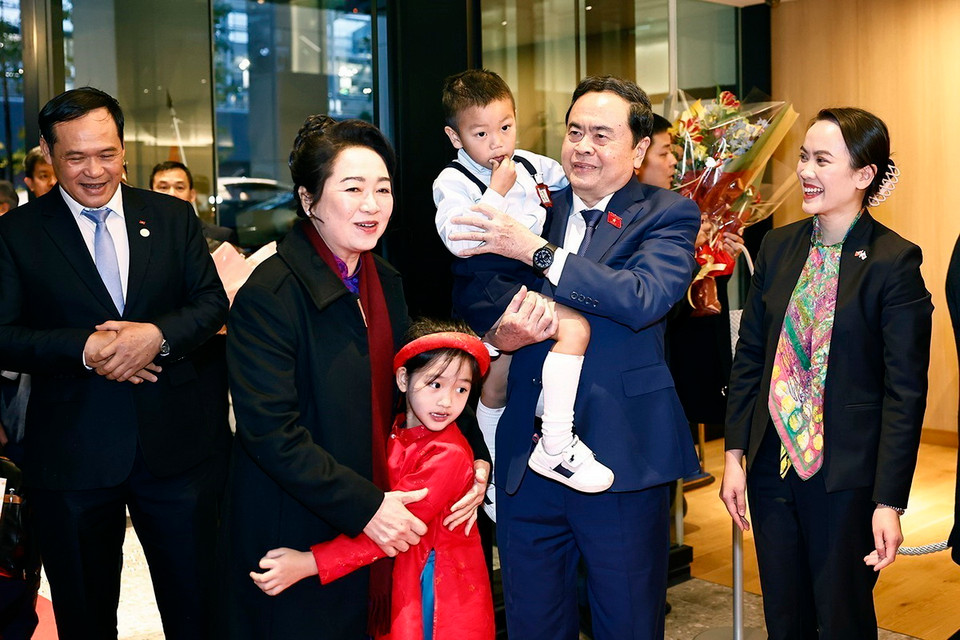 Cán bộ, nhân viên Tổng Lãnh sự quán, cộng đồng người Việt tại tỉnh Nagasaki đón Chủ tịch Quốc hội Trần Thanh Mẫn và Phu nhân. (Ảnh: Doãn Tấn/TTXVN)