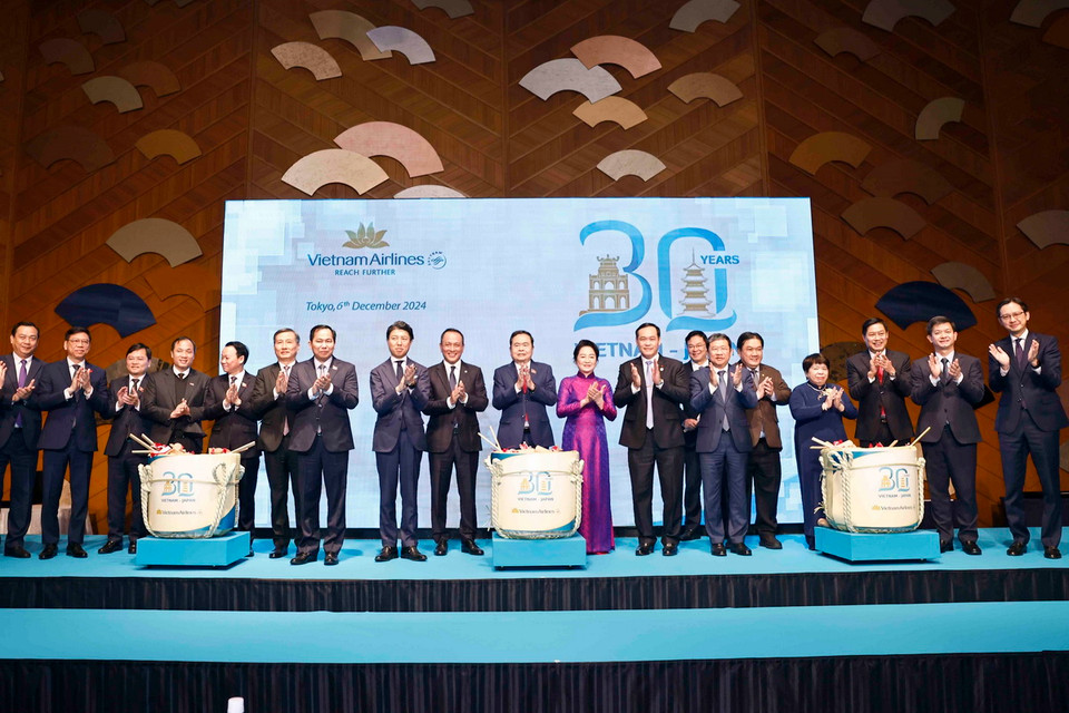 Chủ tịch Quốc hội Trần Thanh Mẫn và Phu nhân cùng đại biểu thực hiện nghi thức kỷ niệm 30 năm mở đường bay trực tiếp Việt Nam-Nhật Bản. (Ảnh: Doãn Tấn/TTXVN)