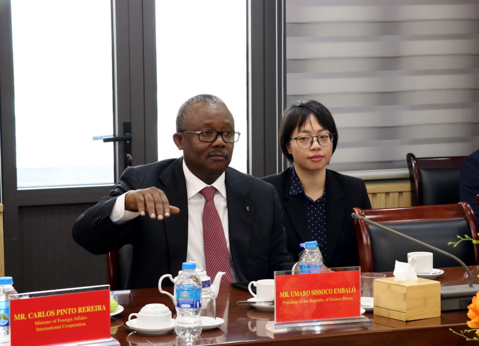 Tổng thống nước Cộng hòa Guinea-Bissau Umaro Sissoco Embaló trao đổi tại buổi làm việc. (Ảnh: Mạnh Tú/TTXVN)