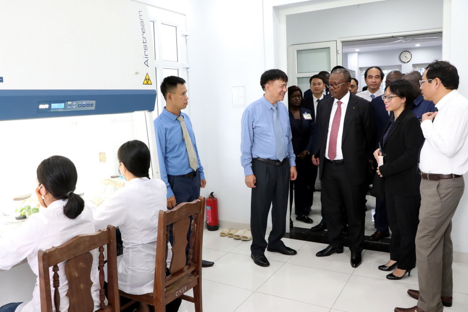 Tổng thống nước Cộng hòa Guinea-Bissau Umaro Sissoco Embaló tham quan phòng thí nghiệm của Viện Cây lương thực và Cây thực phẩm. (Ảnh: Mạnh Tú/TTXVN)