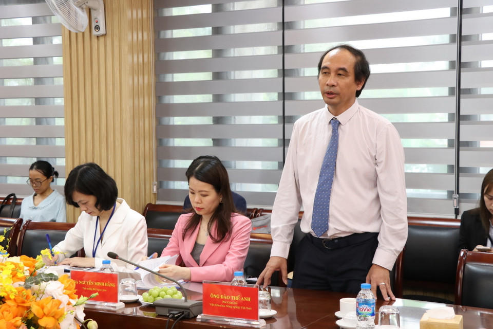 Phó Giám đốc Viện Khoa học nông nghiệp Việt Nam Đào Thế Anh giới thiệu một số nét về Viện. (Ảnh: Mạnh Tú/TTXVN)