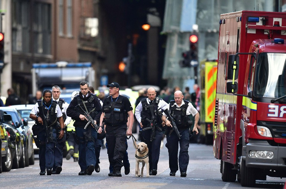 Cảnh sát trên phố St Thomas, gần nơi xảy ra vụ tấn công. (Nguồn: PA)