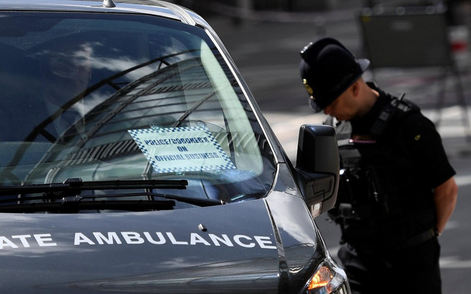 Cảnh sát London chào chiếc xe của nhân viên điều tra vụ tấn công. (Nguồn: Reuters)