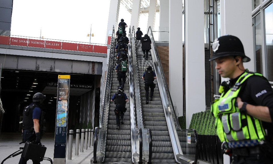 Cảnh sát chống khủng bố gần hiện trường vụ tấn công ở Cầu London. (Nguồn: Getty)