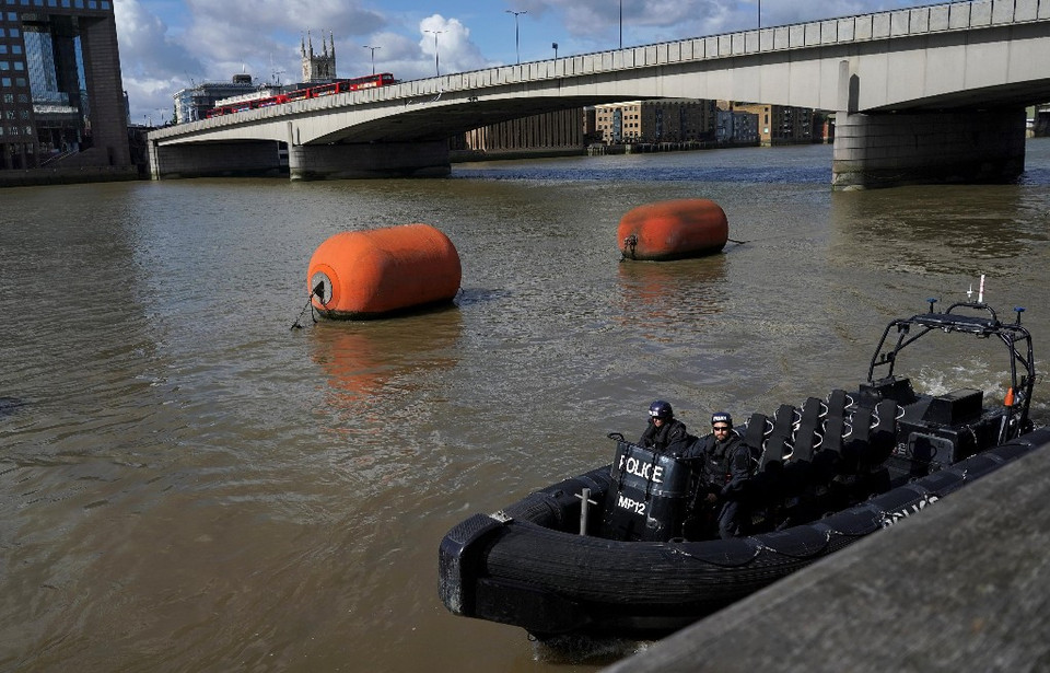 Lực lượng cảnh sát đi tuần dọc Sông Thames. (Nguồn: Reuters)