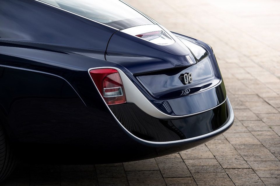 Chiếc xe vẫn giữ được vẫn giữ được những nét đặc trưng của Rolls-Royce với phần lưới tản nhiệt truyền thống. (Nguồn: Rolls-Royce)