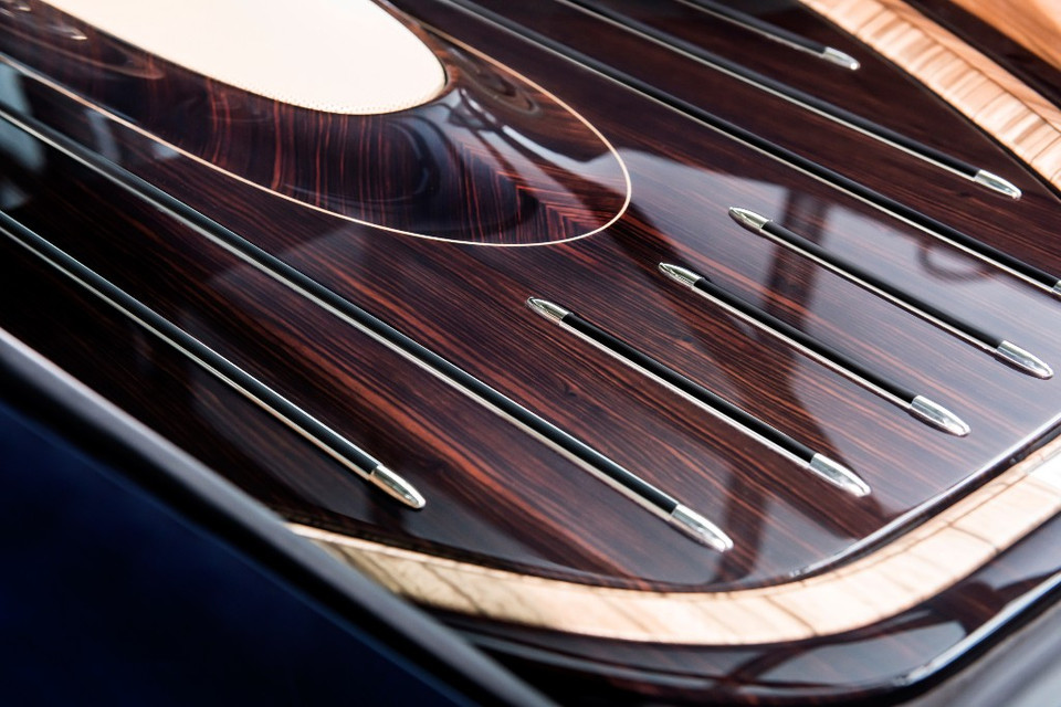 Bảng điều khiển được làm từ loại gỗ cao cấp Macassar Ebony và Paldao. (Nguồn: Rolls-Royce)