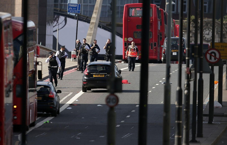Lực lượng cảnh sát và nhân viên cấp cứu gần hiện trường vụ tấn công. (Nguồn: AFP)