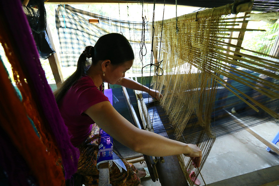 Nghề dệt thổ cẩm truyền thống của dân tộc Lào tại bản Pa Xa Lào, xã biên giới Pa Thơm, huyện Điện Biên (Điện Biên) đã có từ rất lâu đời và là nguồn thu nhập thêm cho các hộ gia đình. (Ảnh: Phan Tuấn Anh/TTXVN)