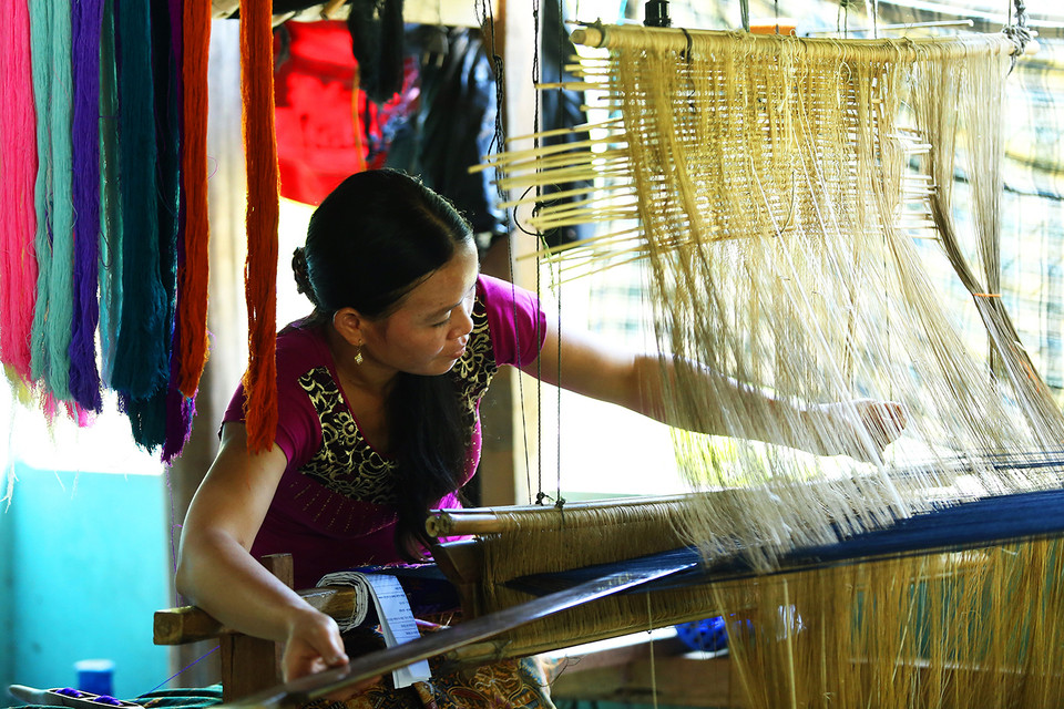 Dệt thổ cẩm tại một hộ dân trong bản Pa Xa Lào. (Ảnh: Phan Tuấn Anh/TTXVN)