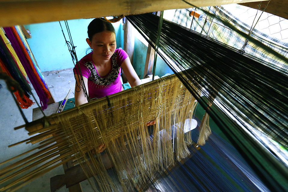 Sản phẩn có màu sắc đẹp, hoa văn bắt mắt, kỹ thuật dệt trang trí hoa văn tinh tế. (Ảnh: Phan Tuấn Anh/TTXVN)