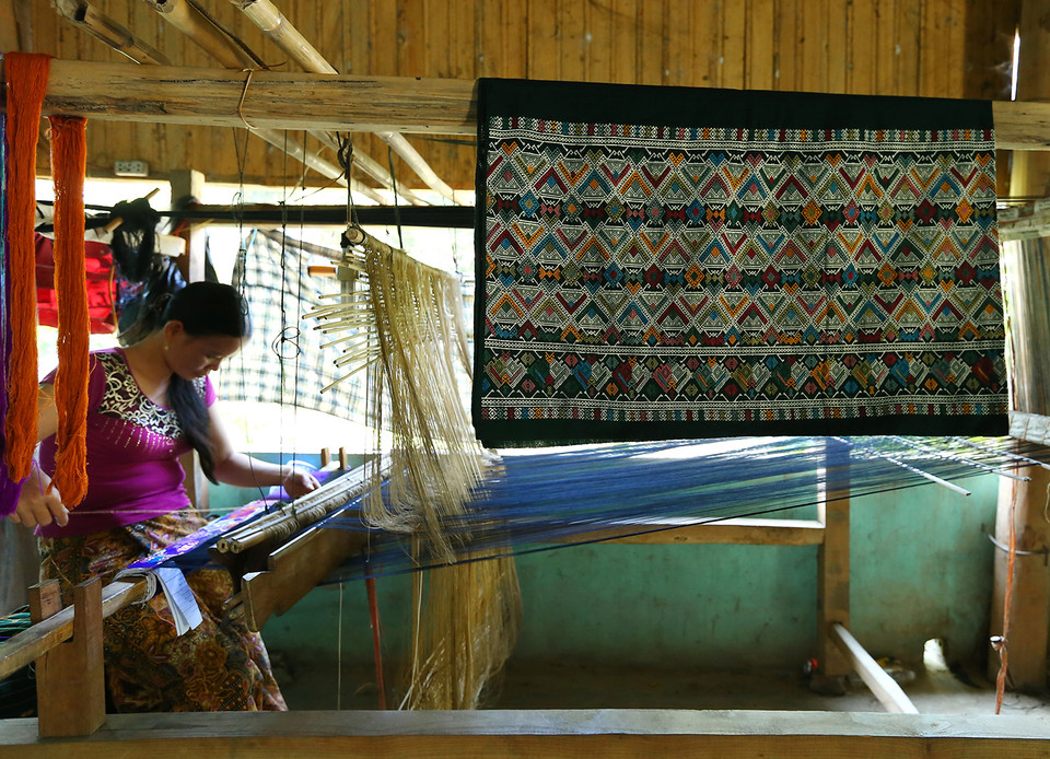 Dệt thổ cẩm tại một hộ dân trong bản Pa Xa Lào. (Ảnh: Phan Tuấn Anh/TTXVN)