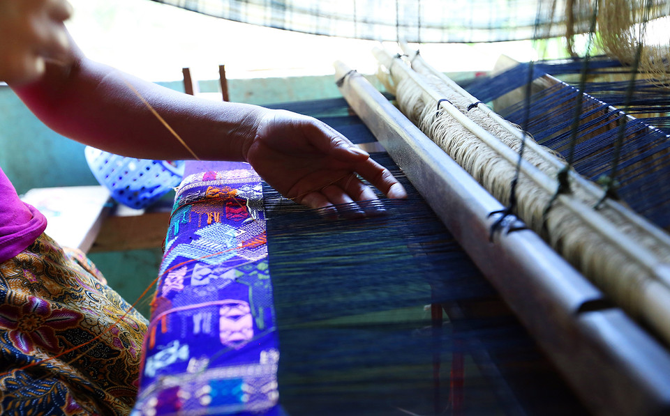 Các sản phẩm dệt thổ cẩm làm ra chủ yếu phục vụ nhu cầu của người dân trong xã và xuất ra thị trường nội tỉnh, bán cho khách du lịch. (Ảnh: Phan Tuấn Anh/TTXVN)