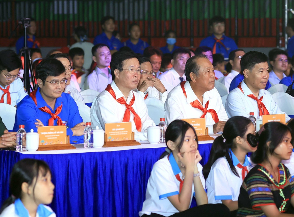 Chủ tịch nước Võ Văn Thưởng với các đại biểu dự Đêm hội Trăng rằm 'Lồng đèn thắp sáng ước mơ' năm 2023. (Ảnh: An Đăng/TTXVN)