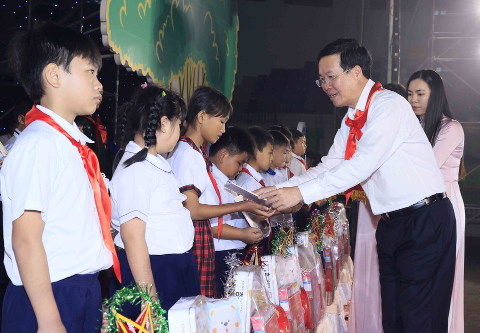 Chủ tịch nước Võ Văn Thưởng trao quà Trung thu cho các học sinh. (Ảnh: An Đăng/TTXVN)