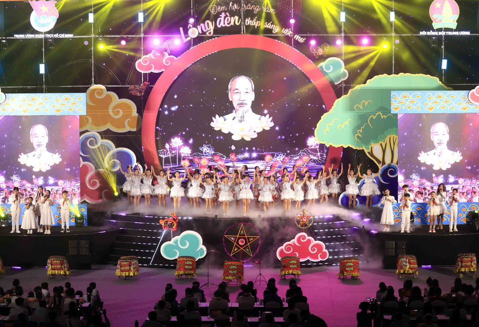Chương trình văn nghệ chào mừng đêm hội. (Ảnh: An Đăng/TTXVN)