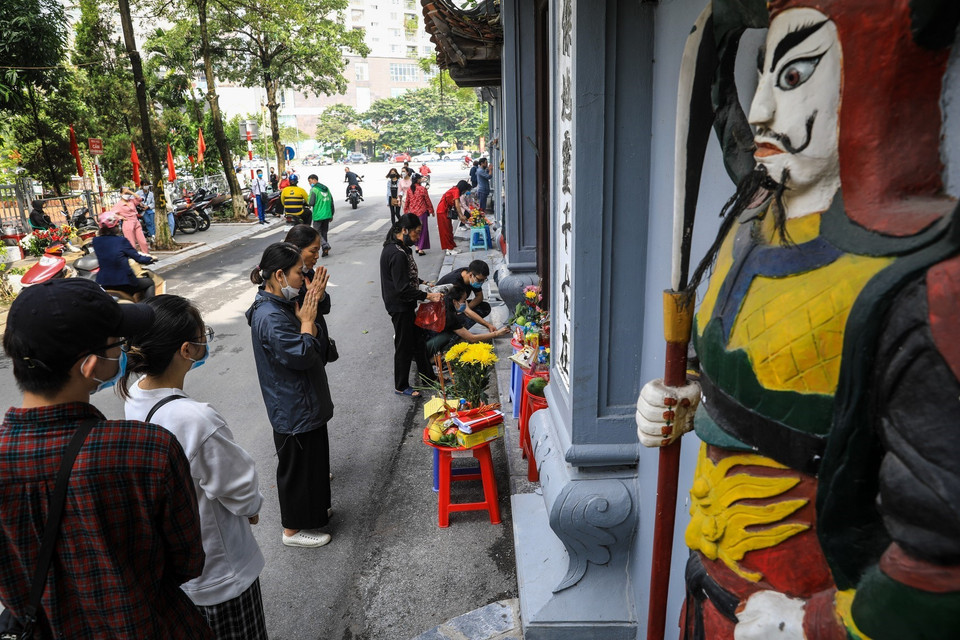 Người dân đến dâng hương, vái vọng ngoài cổng chùa Hà tuân thủ 5K đứng giãn khoảng cách. (Ảnh: Thành Đạt/TTXVN)